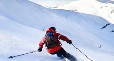 Обучение катанию на горных лыжах.